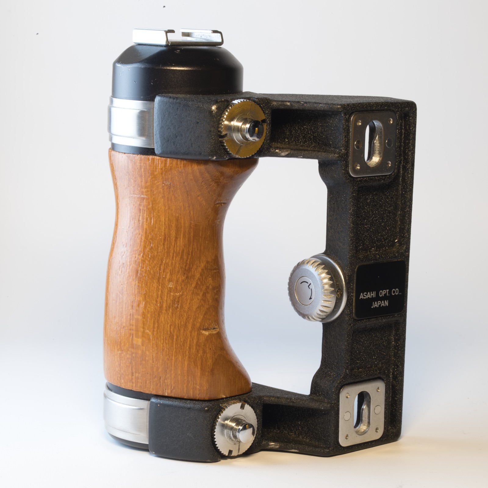 Alternative view of Pentax 6x7 wooden grip