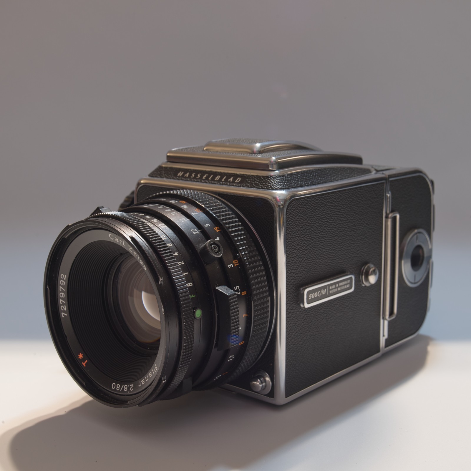 Hasselblad 500c/m With Zeiss 1:2,8 80mm Lens w/ 12 Film Back & Lens Shroud