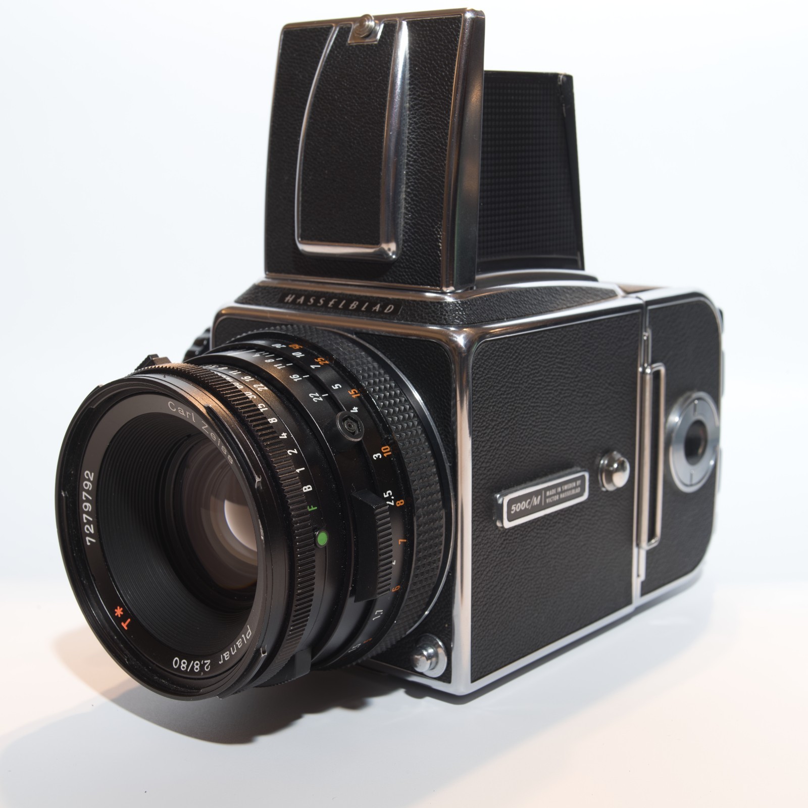 Alternative view of Hasselblad 500c/m With Zeiss 1:2,8 80mm Lens w/ 12 Film Back & Lens Shroud